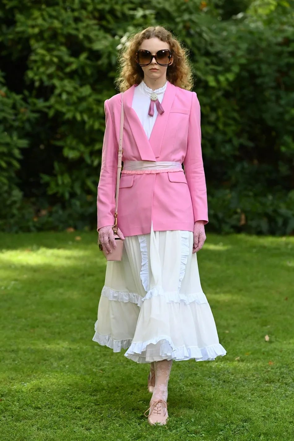 lisa最近同款粉色,lisamv绝美镜头粉色