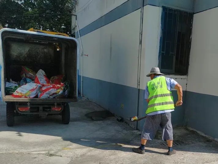 烈日下他们挥汗奋战,烈日下他们穿针引线