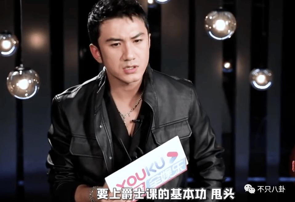 好甜，她嫁给自己的漫画主人公啦