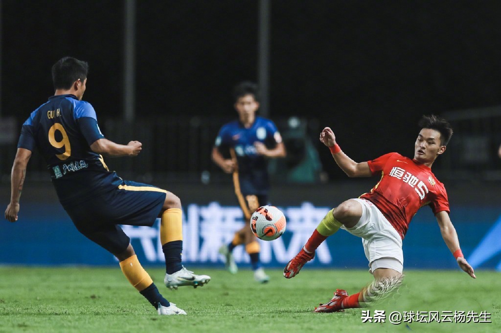 韦世豪球门前互相传球空门打飞,韦世豪空门没进中国队