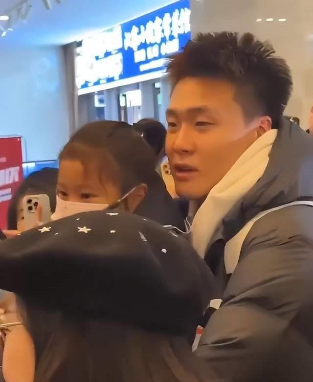 赵睿拥抱小女孩,赵睿被女粉丝包围