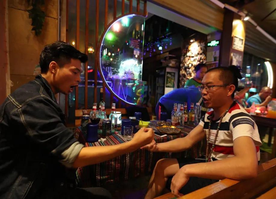 白酒啤酒混着喝的后果,啤酒和白酒混着喝的危害