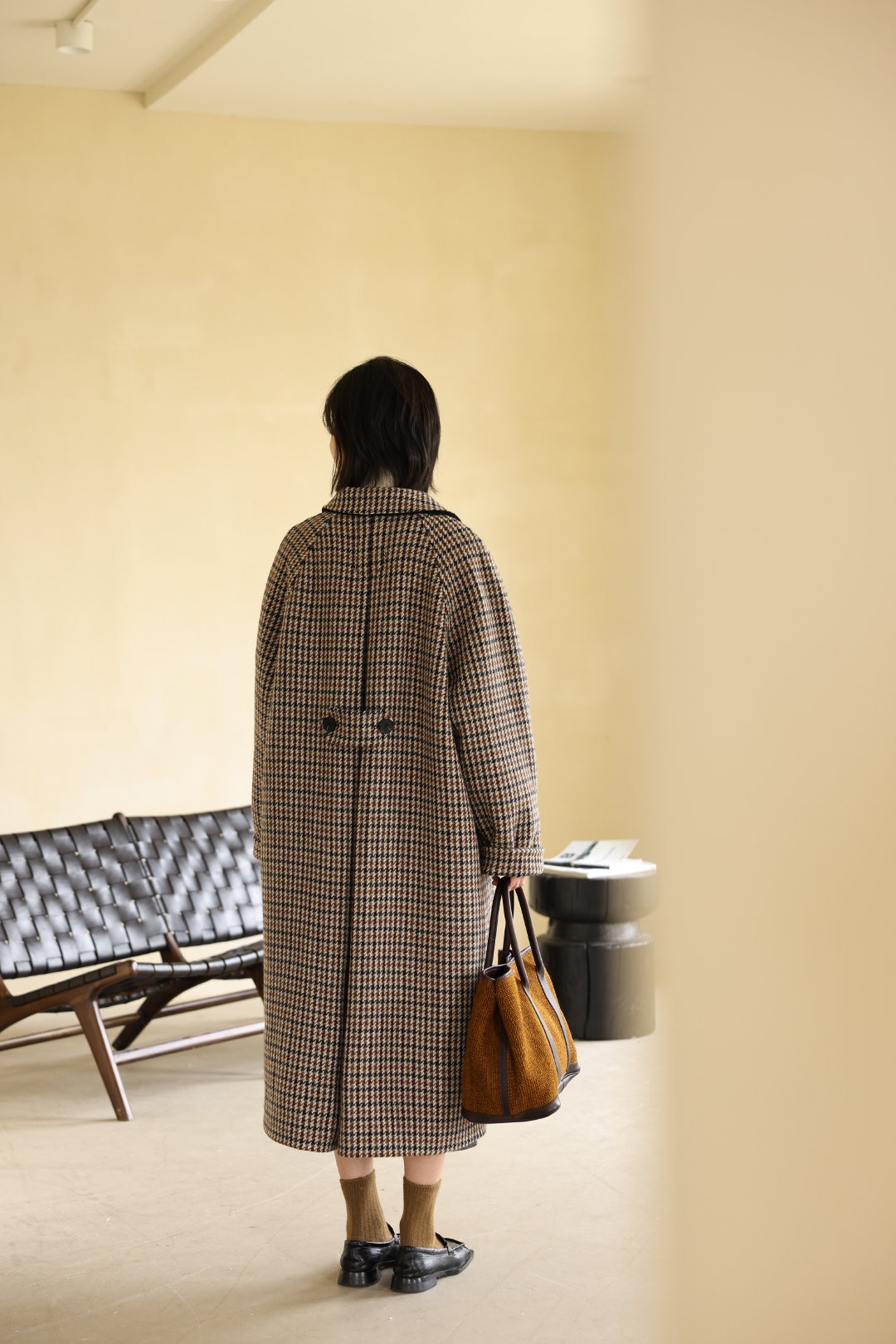 春季穿搭不用愁，千鸟格大衣高级穿搭，不会的照穿就好