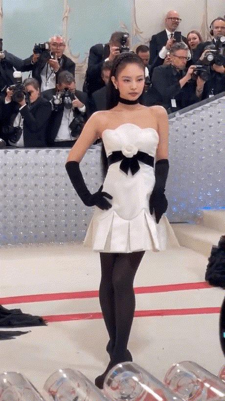 拖把头、海底生化人穿搭，美国这最受瞩目的一夜，如“群魔乱舞”