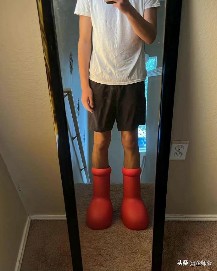 阿童木大红靴为什么火,阿童木的靴子谁给的