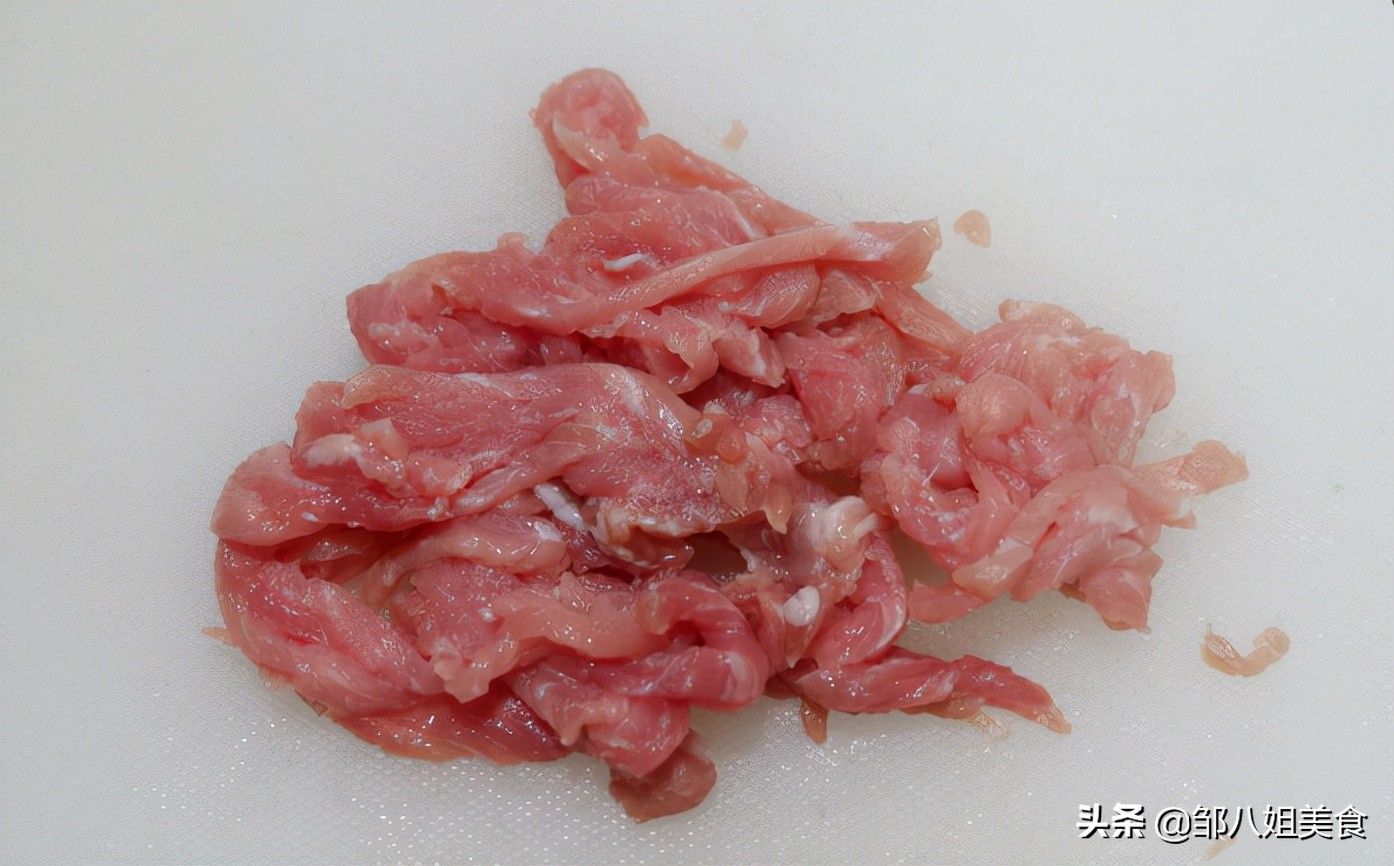 炒肉丝,只会腌制不行,需掌握2个技巧,否则容易粘锅、发硬