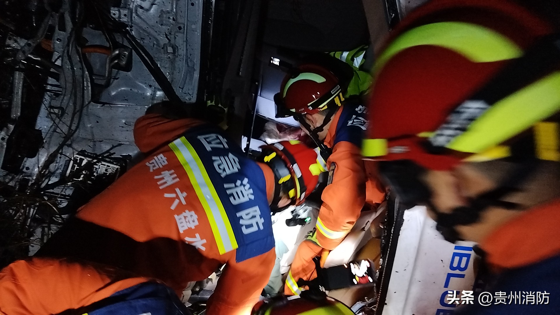 大货车高速被追尾消防成功救援,四车追尾一人被困消防及时救援