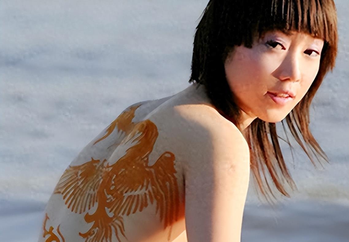 “网红模特”*筱雨张**,出道一年拍21套人体写真,现38岁仍单身未婚