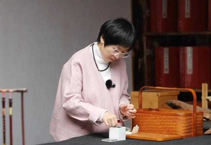 焚香听雨，日入过万，为富豪点香的“司香师”到底是什么行业？