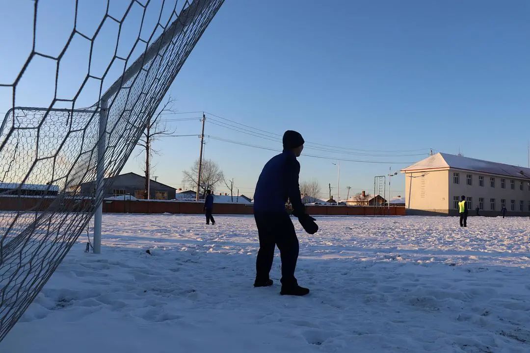 冬训砺精兵负重五公里,冬训砺精兵夜间训练