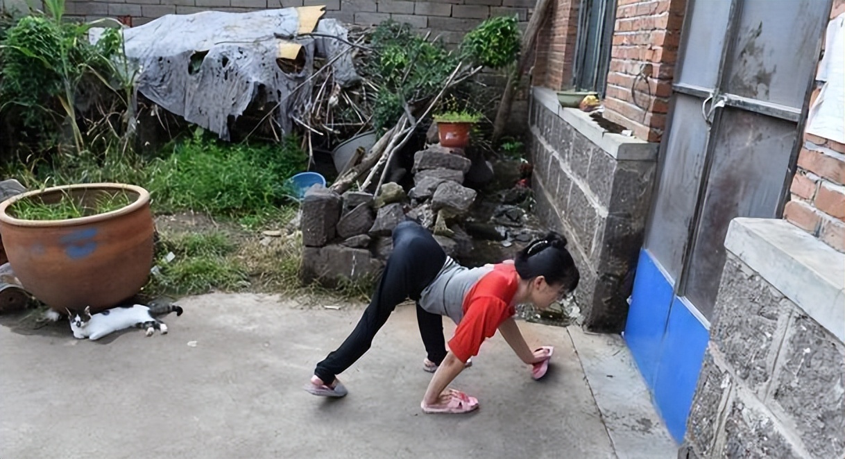 爬行妈妈遭丈夫抛弃遇见真爱,爬行妈妈外出打工给儿子治病