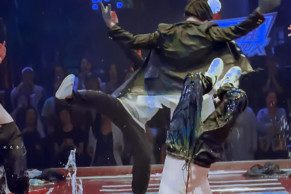 王一博回眸杀蓝湛,王一博跳舞杀马特