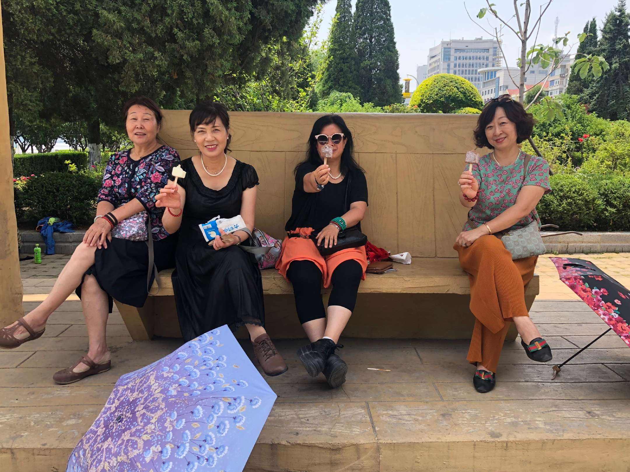 走进朝鲜,炎热的夏天,朝鲜人排队买冰棍,多数人却买不起西瓜