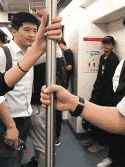 笑死了，女朋友说她昨晚游泳去了，这晒痕就是最好的证明