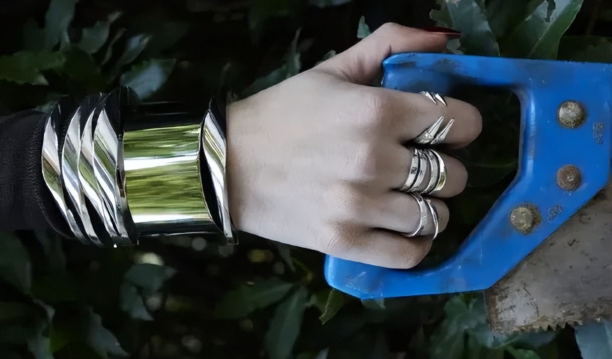 2023.05.05快报|之禾推出“中国人的衣橱”系列；潘多拉暂缓中国市场扩张计划；VIRÓN在上海开设快闪店