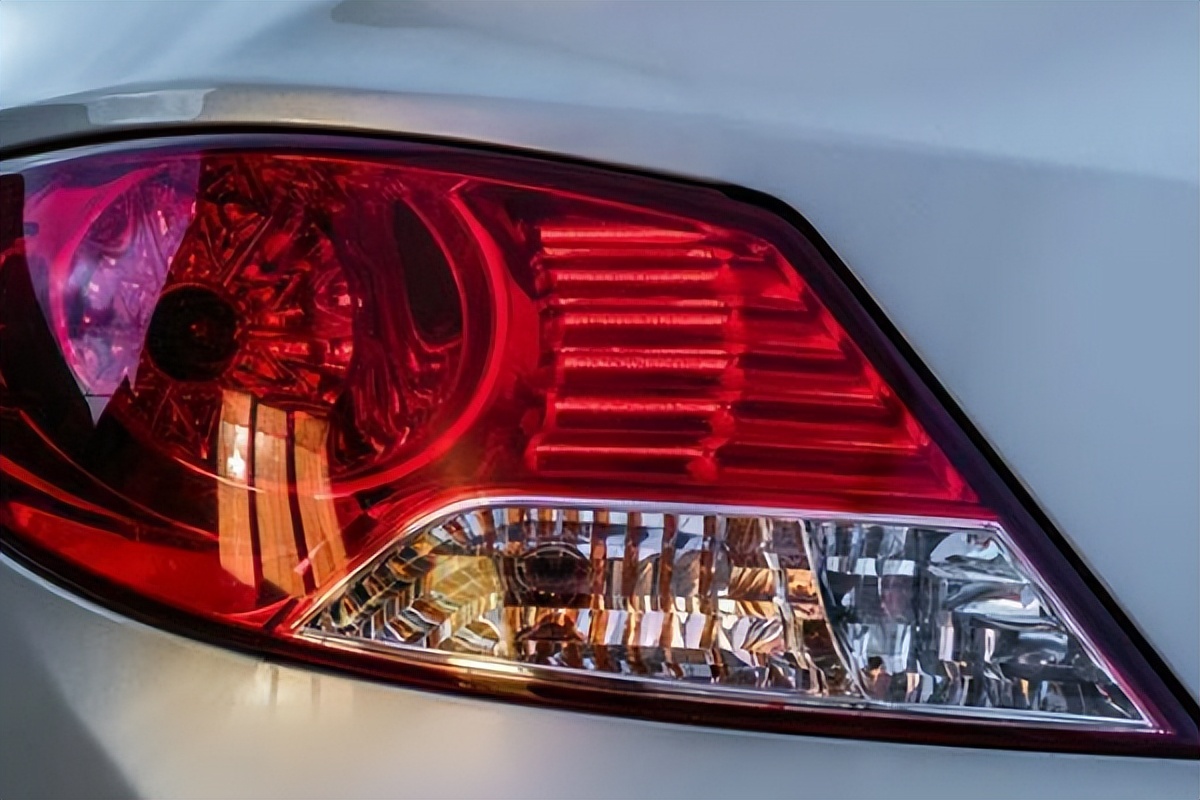 汽车倒车灯线路坏了怎么查,汽车的倒车灯为什么老是坏