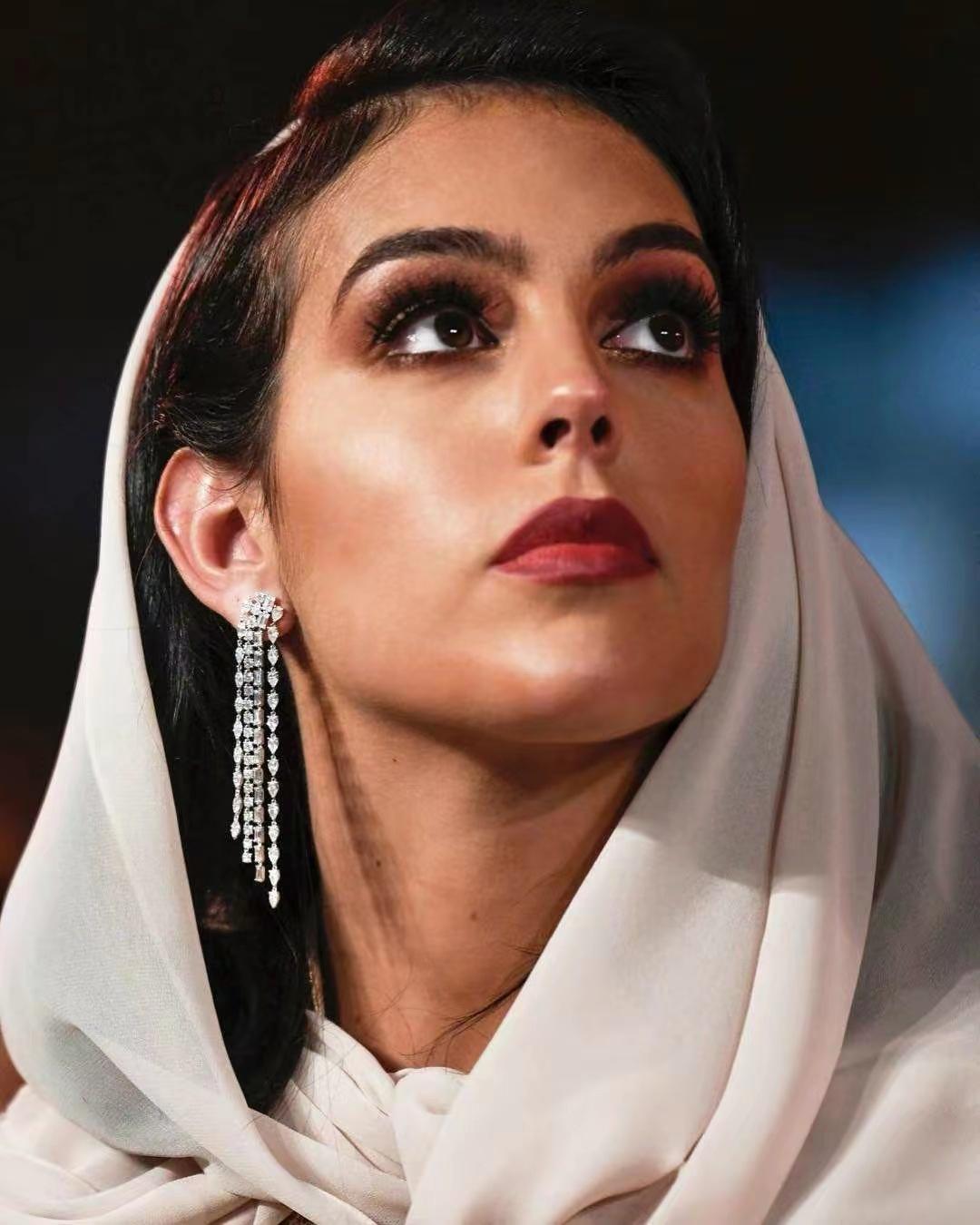 乔治娜是世界上最幸福的女人,乔治娜22岁遇到了人生挚爱