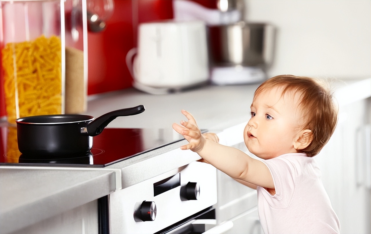 孩子被烫到，是先冲冷水还是先脱衣服？第一步做错，伤情更严重