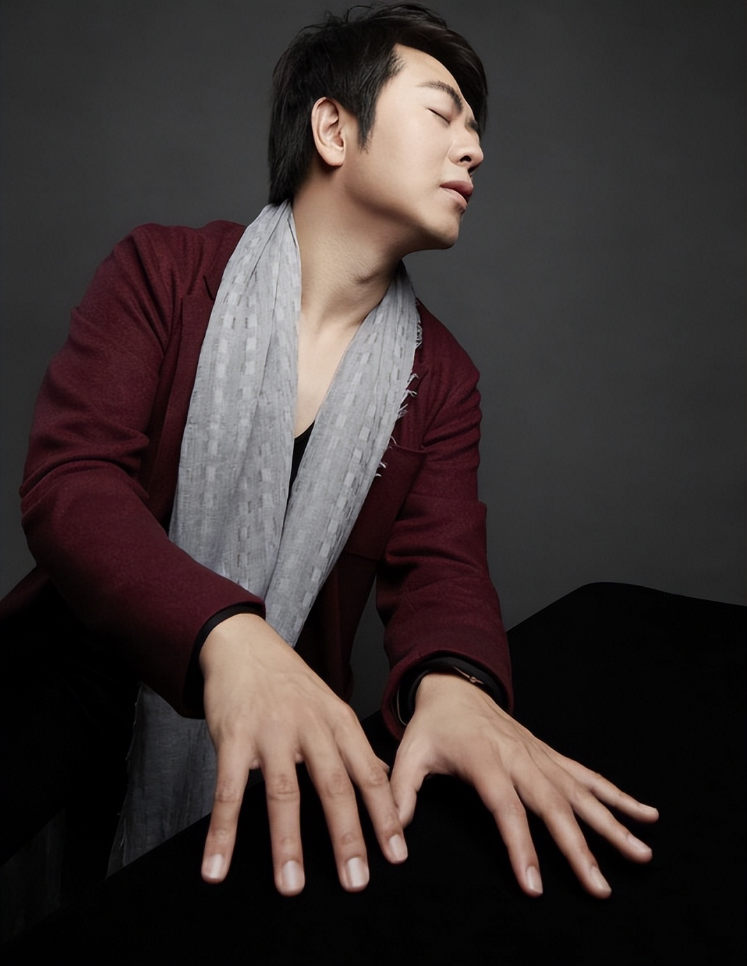 郎朗：钢琴为他带来了名与利，但同时也险些“毁”了他