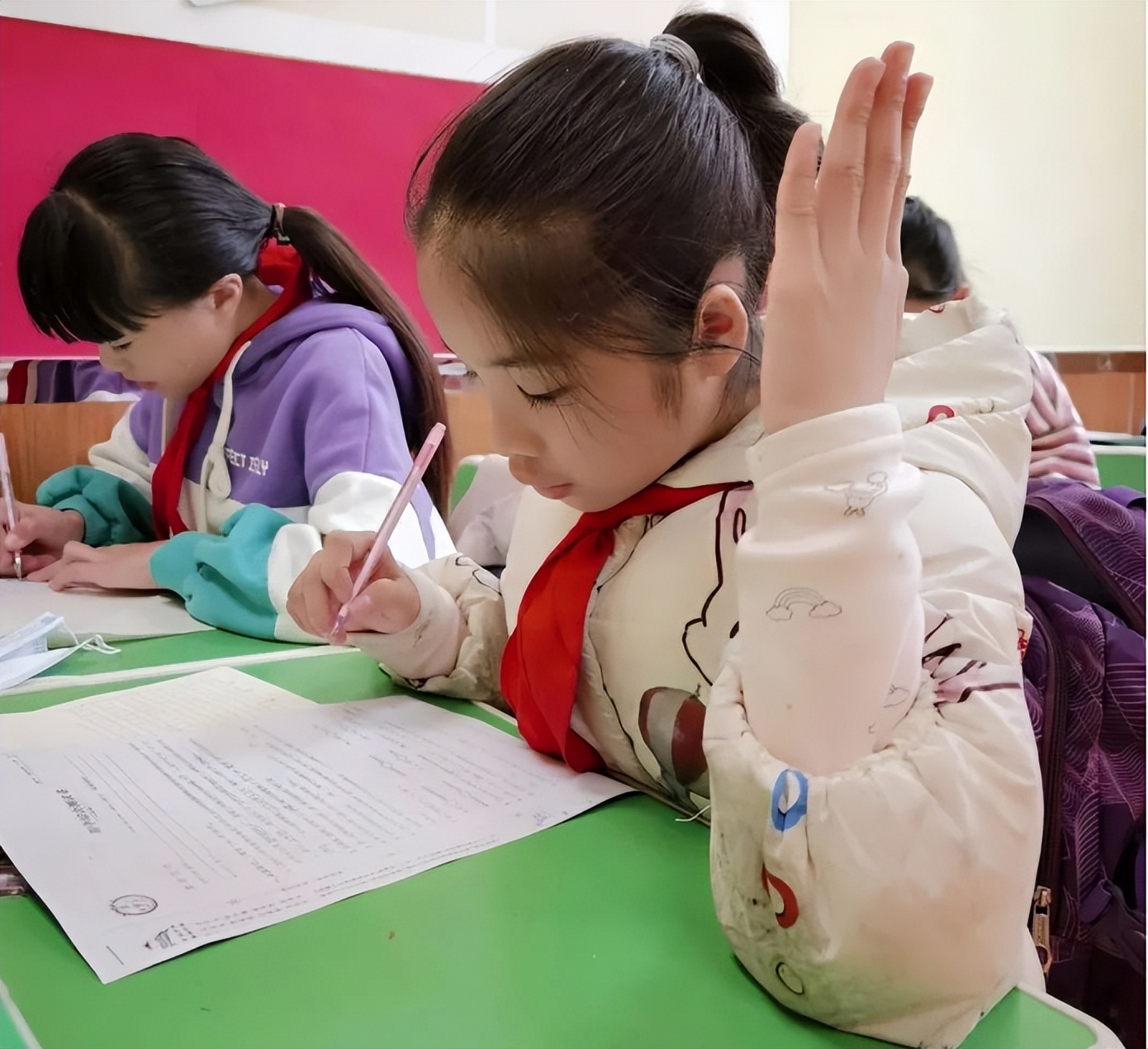 “骗人生女孩”系列，白衣女生意外走红，这是谁家的小仙子？