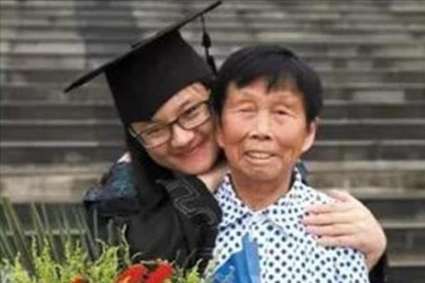 亲生母亲抛弃女儿20年后上门认亲,24年后亲生父母来认亲