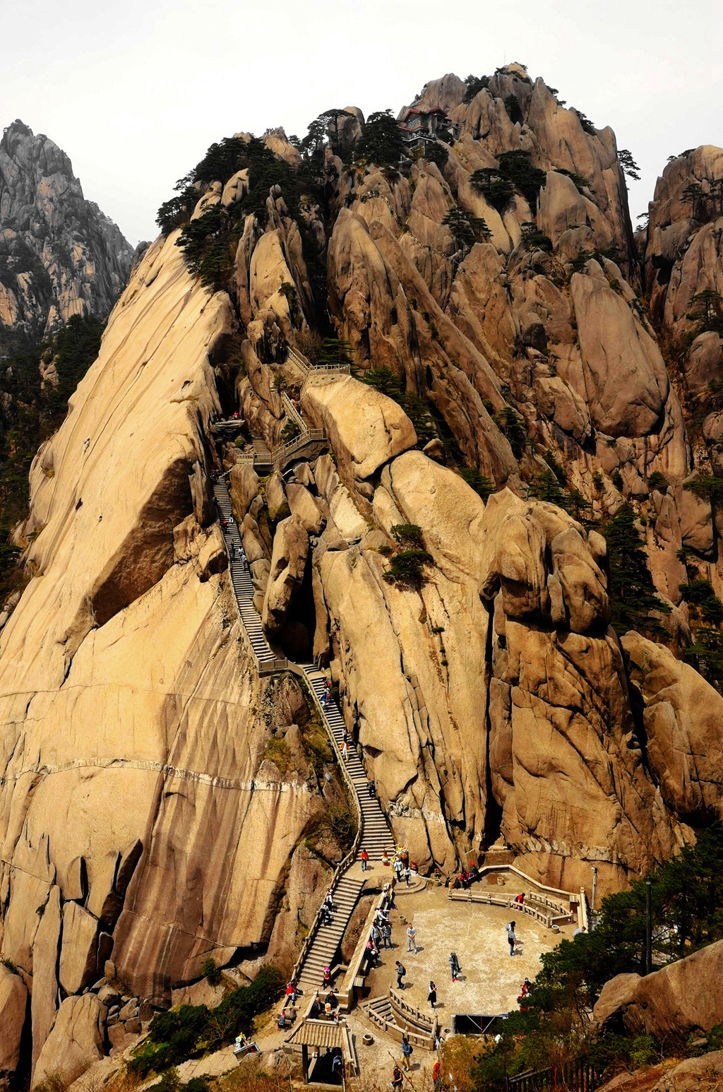 黄山天都峰会走鲫鱼背吗,黄山天都峰鲫鱼背第一视角