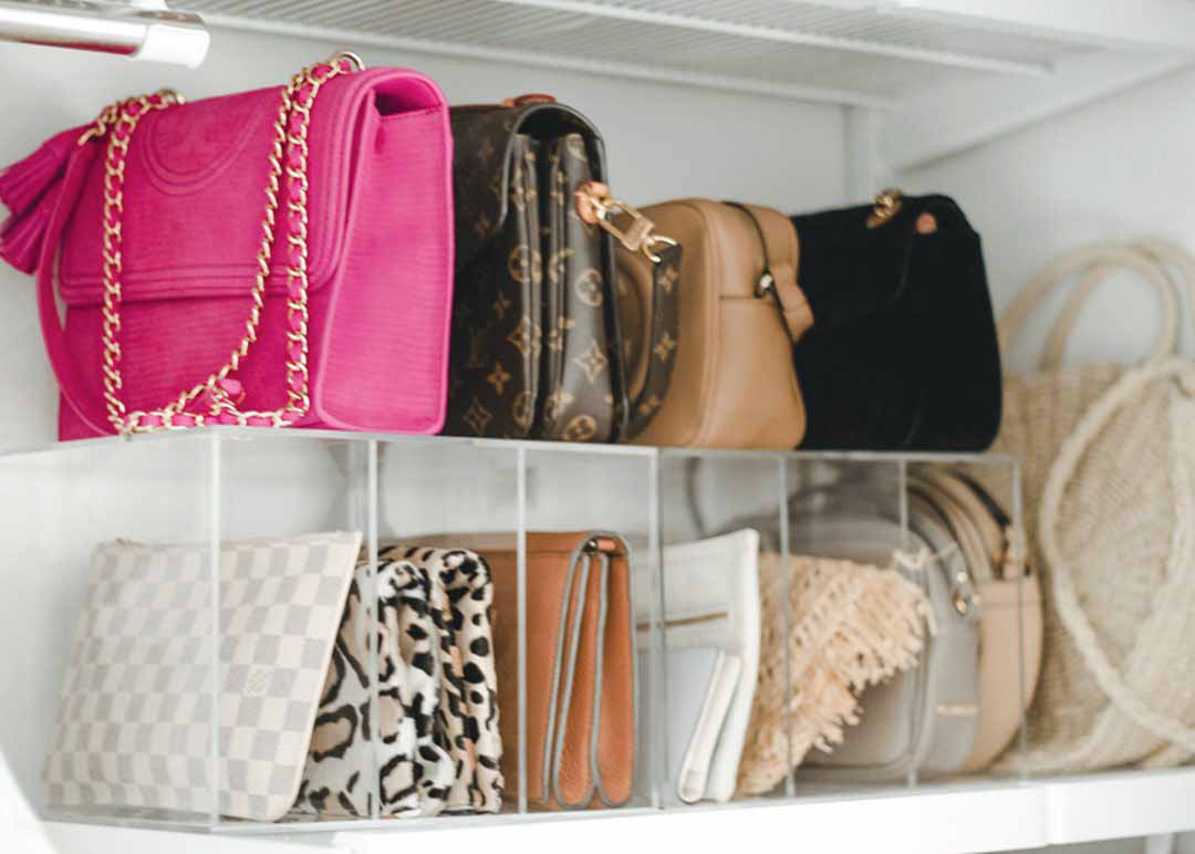 卧室门到天花板还打柜子不,小卧室装修墙面上打隔板放东西