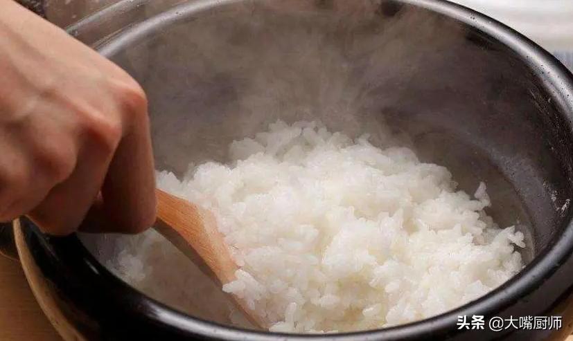 快速煮米饭小技巧图解,米饭别只加水了教你一招松软香甜