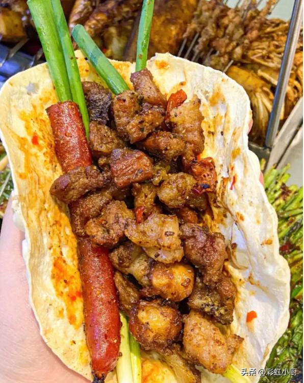 北京大爷聊美食,老汉带老伴去淄博吃烧烤