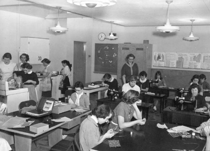 侵华日军*行暴**照片，日本人强迫女子脱下衣服，*辱侮**致死