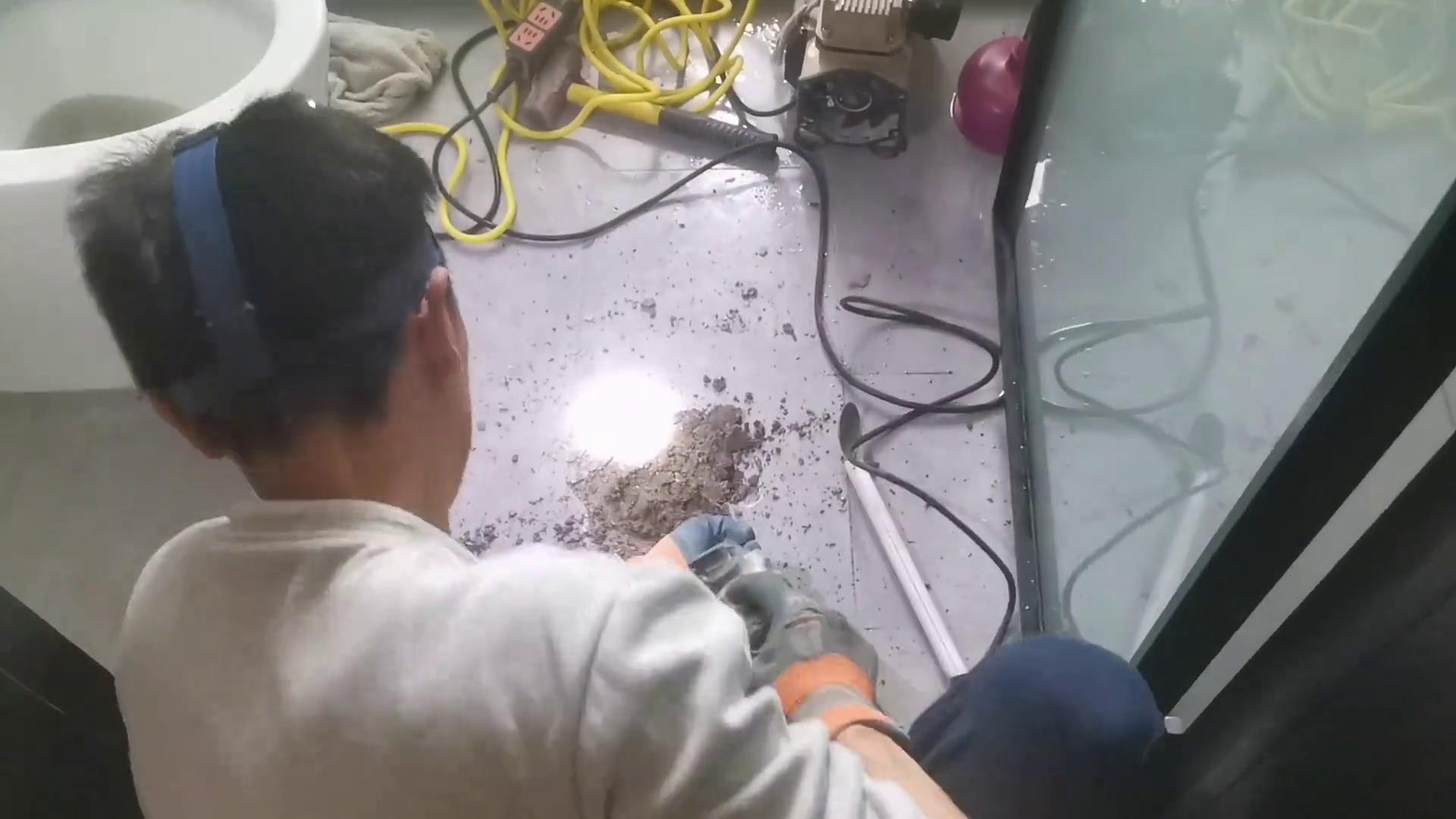 卫生间测漏后怎么排水,卫生间顶部漏水怎么测漏