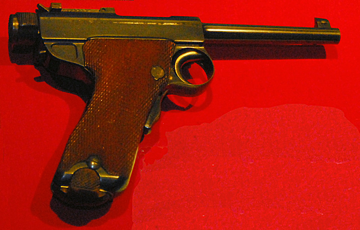 自杀都费劲的枪！日本手枪界的卧龙凤雏，南部十四式和他的兄弟