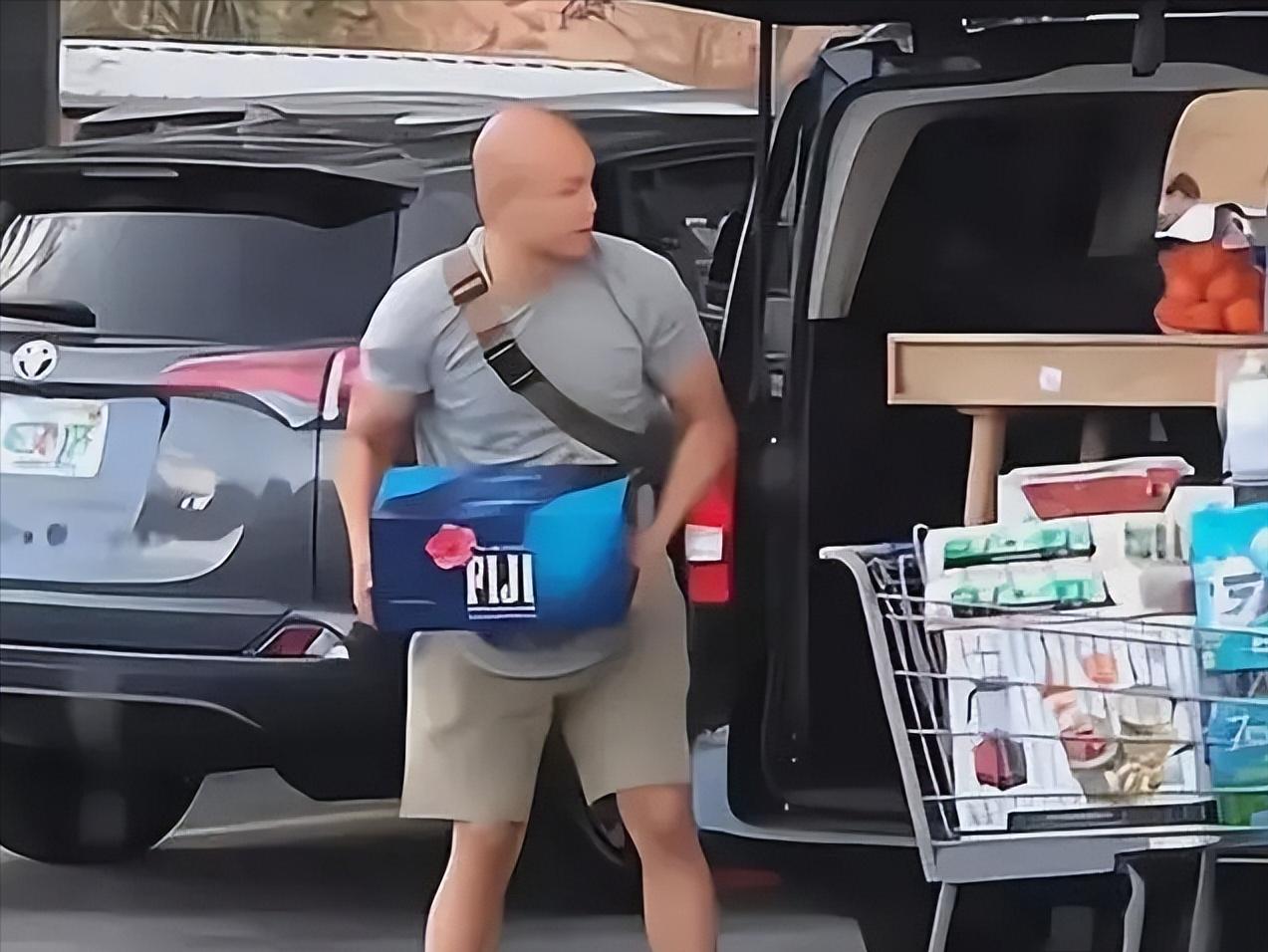 48岁主持人乐嘉现状：移居美国住豪宅、开豪车，过着奢侈的生活！