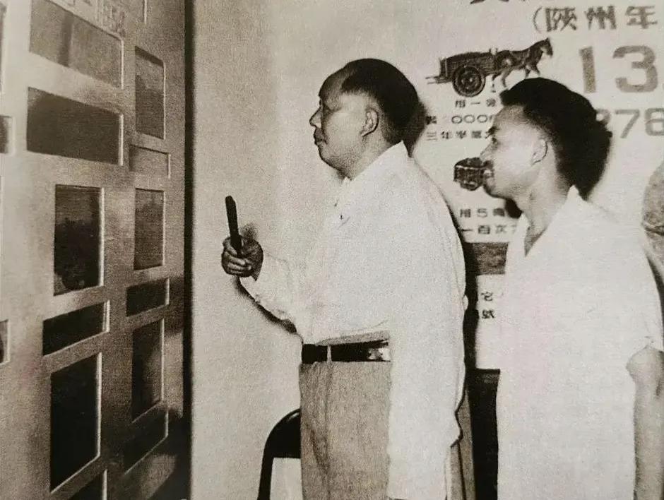 毛主席递烟给朋友，发现只剩一根烟，毛主席一个动作展现出高情商