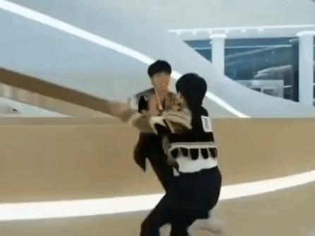 这种显眼包也能当爱豆？我不信，演的吧？