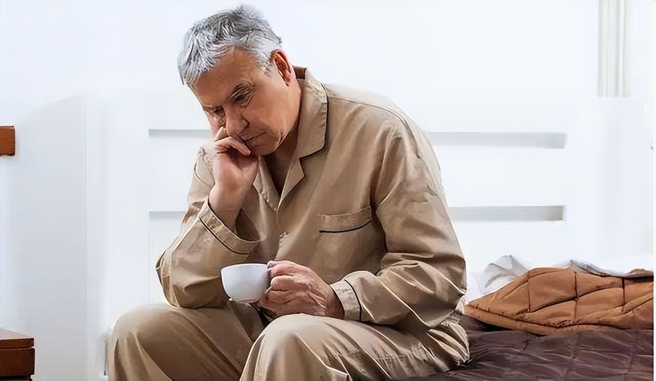 晚上睡觉嘴巴总发干是什么原因,晚上睡觉嘴发干什么原因造成的