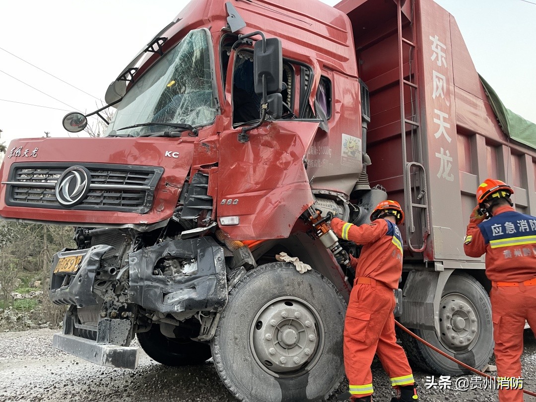 两辆大货车发生相撞事故后侧翻,两辆大货车相撞车头撞废