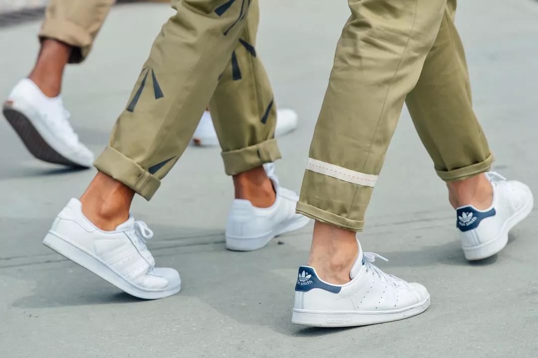 小白鞋有点大有什么小妙招,小白鞋怎么变小黑鞋