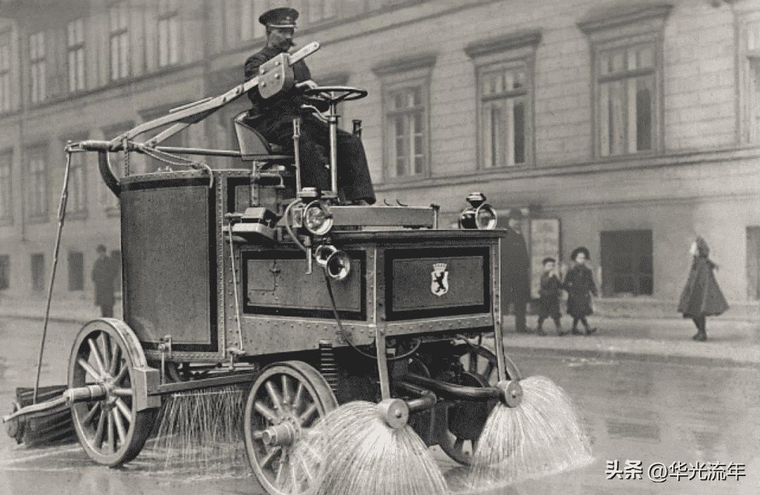 卑鄙龌龊老照片：*楼青**女子妖娆多姿，妇女露胸喂奶被孩子撕扯衣服