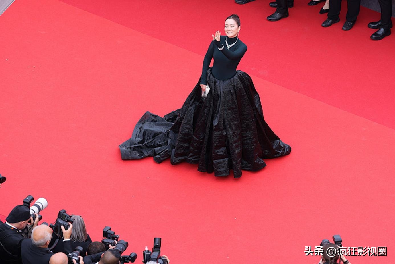 有人穿成玫瑰花，有人真空上阵，戛纳红毯走完了，谁尴尬一目了然