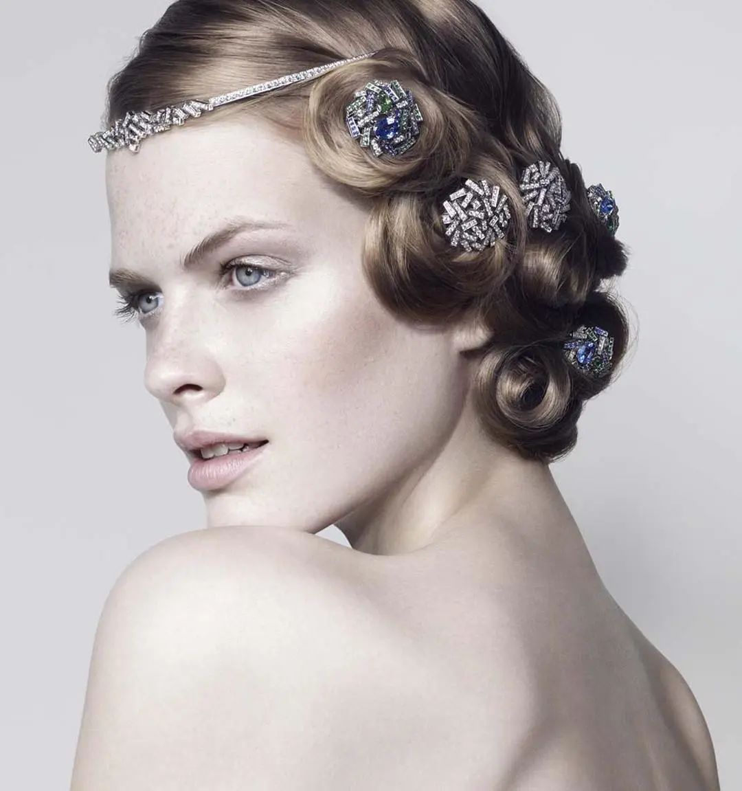 王冠要怎么戴才不会压塌头发,王冠头饰戴法