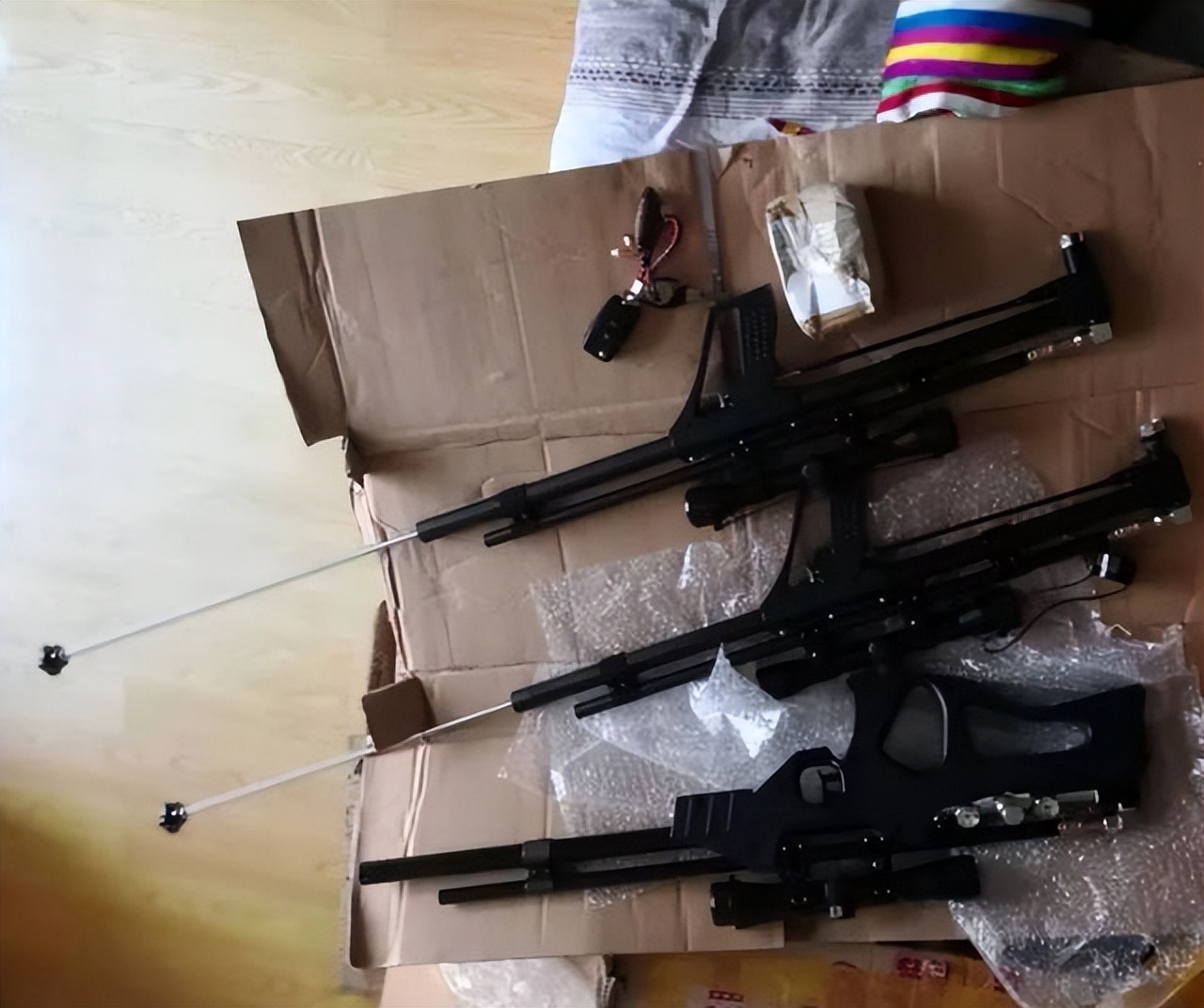 18岁小伙网购24把仿真枪被判无期！哭诉：局长藏20把真枪才判3年