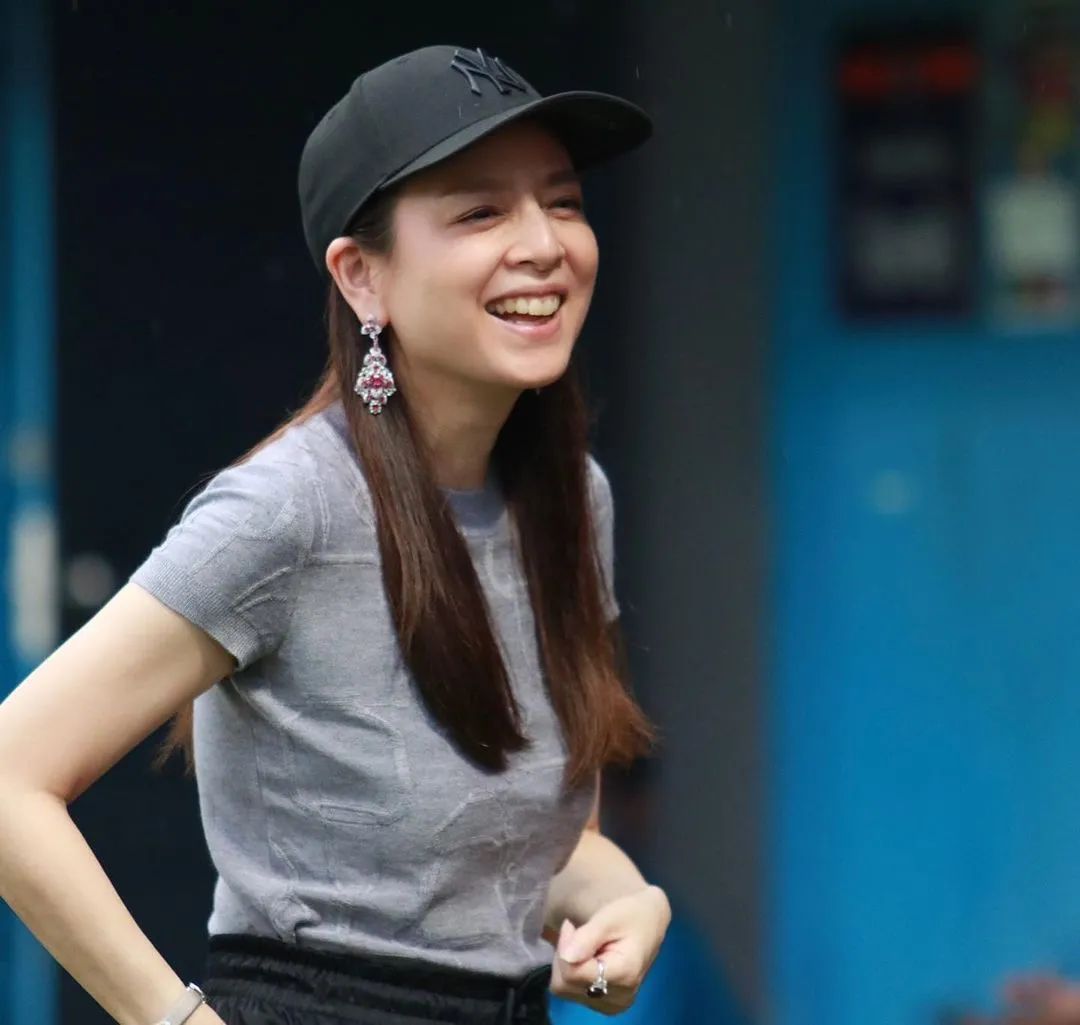 56岁泰国名媛：爱马仕随心背，带队打世界杯，还是泰王白月光？