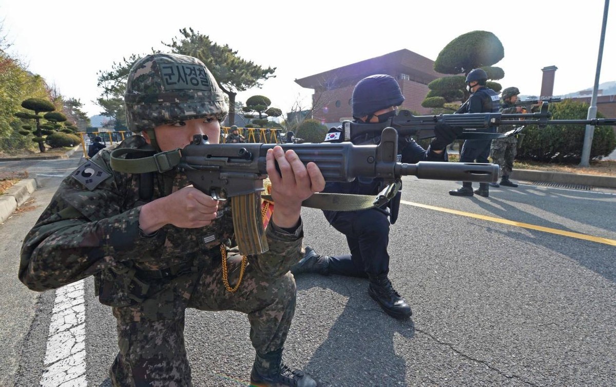 韩前线部队机关枪走火,韩国士兵和朝鲜士兵在边界线对峙
