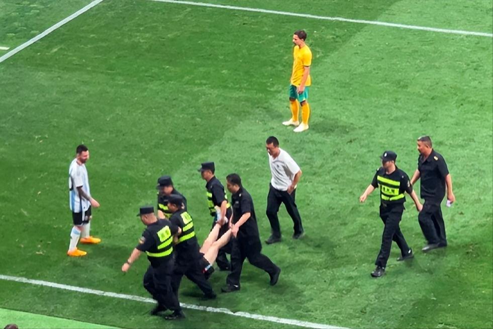 足球球迷疯狂举动,足球场上疯狂的球迷