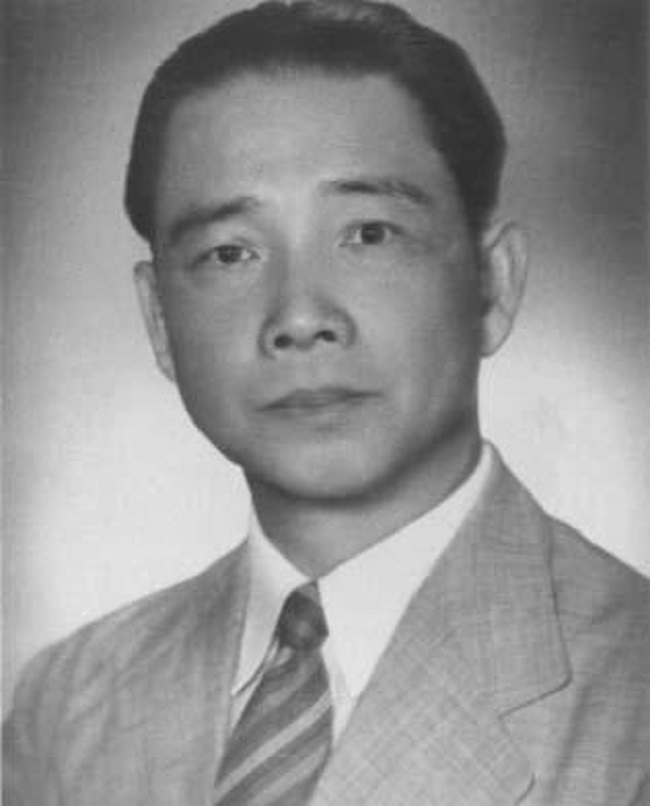 伪军中将给粟裕送了盒烟，粟裕发现不对大喊：部队集合，电台关闭