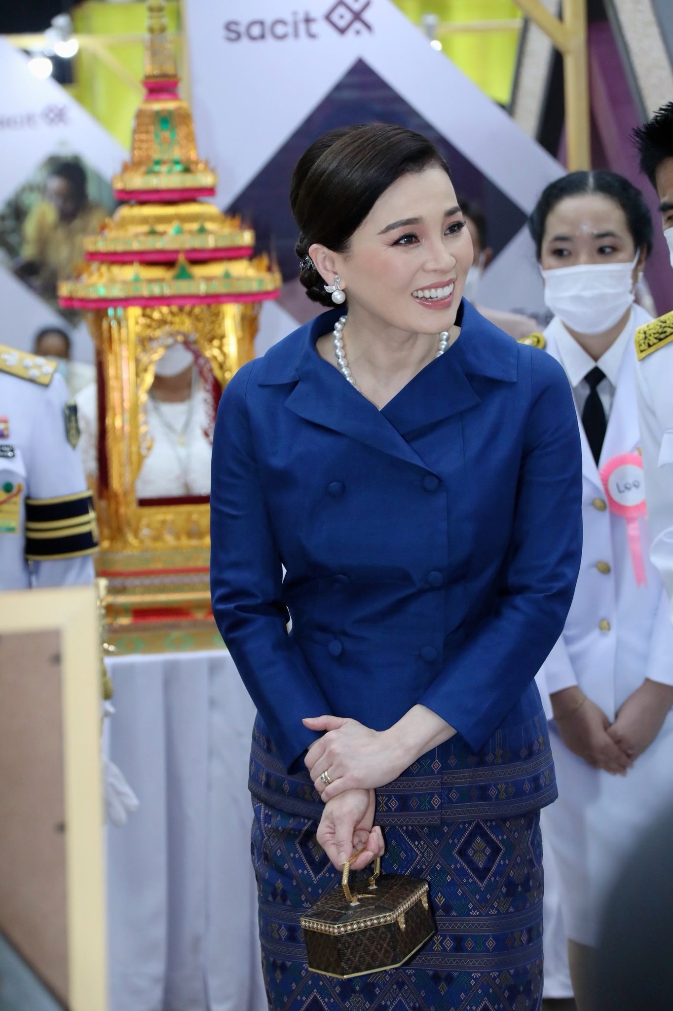 苏提达穿搭越来越新潮,苏提达穿礼服裙佩戴珠宝