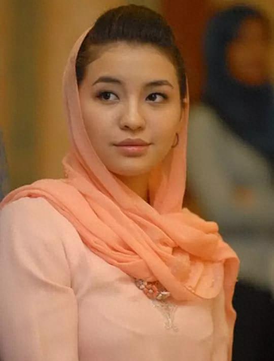 嫩模嫁王子当王妃，却每晚被下药*辱侮**，出逃16张照片*光王曝**子猥琐