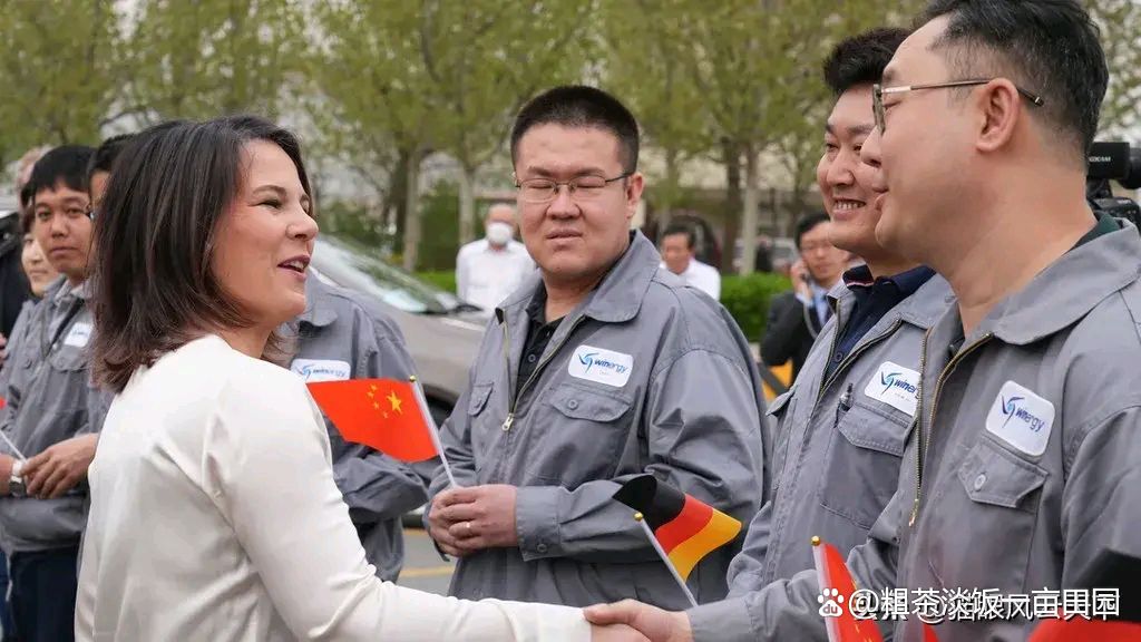 德国外长贝尔伯克翘着二郎腿,贝尔伯克翘二郎腿视频