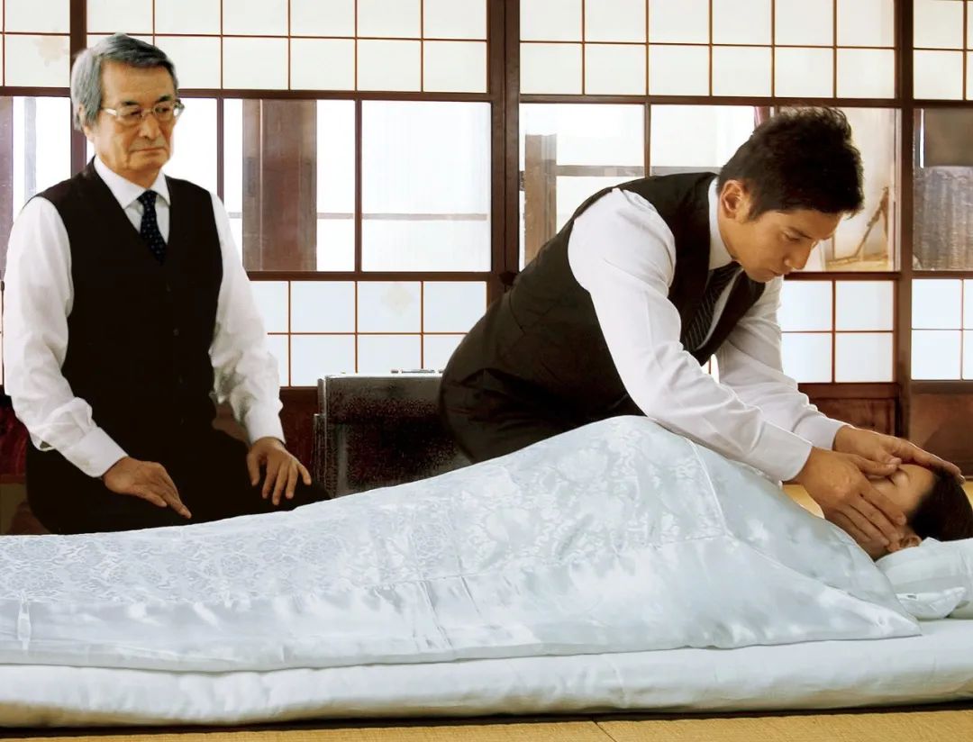 80后女孩记录世界奇葩葬礼，吸粉200万